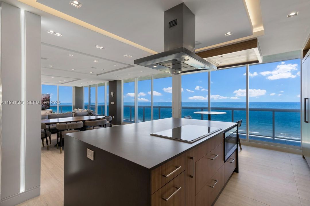 En Venta: $4,500,000 (3 camas, 3 baños, 2750 Pies cuadrados)