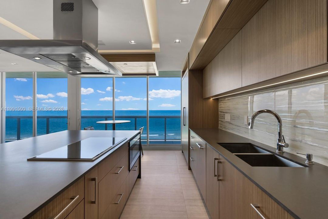 En Venta: $4,500,000 (3 camas, 3 baños, 2750 Pies cuadrados)