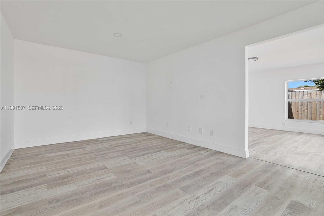 На продажу: $665,000 (4 спален, 2 ванн, 2003 Квадратных фут)
