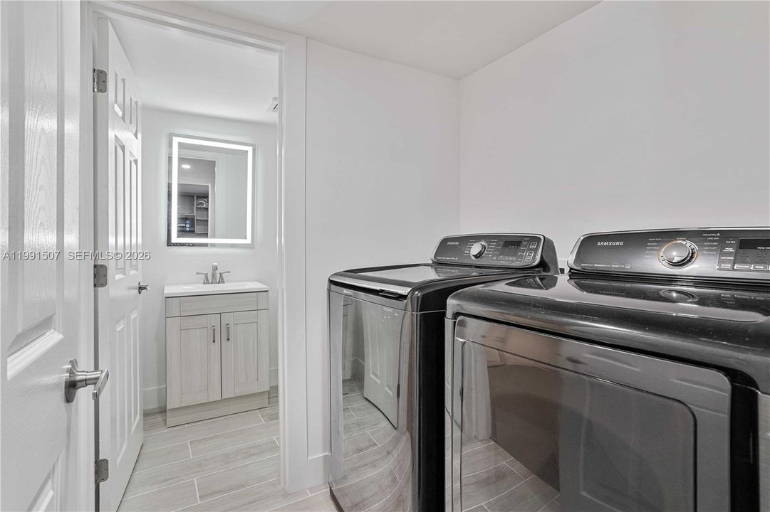 На продажу: $665,000 (4 спален, 2 ванн, 2003 Квадратных фут)