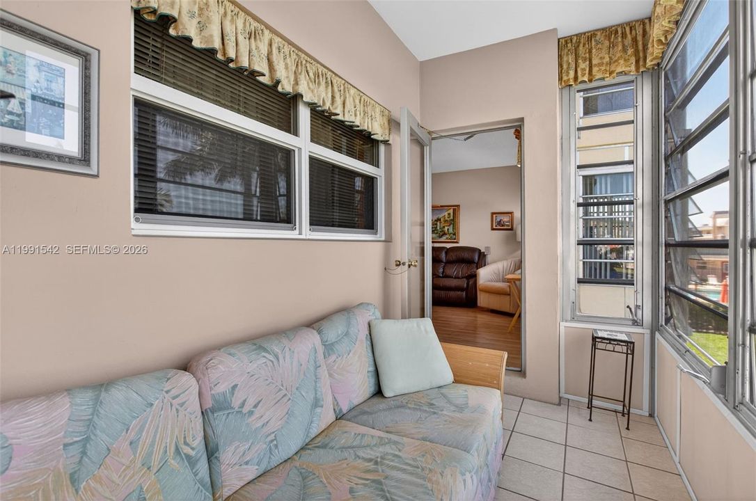 For Sale: $99,000 (1 beds, 1 baths, 700 Square Feet)