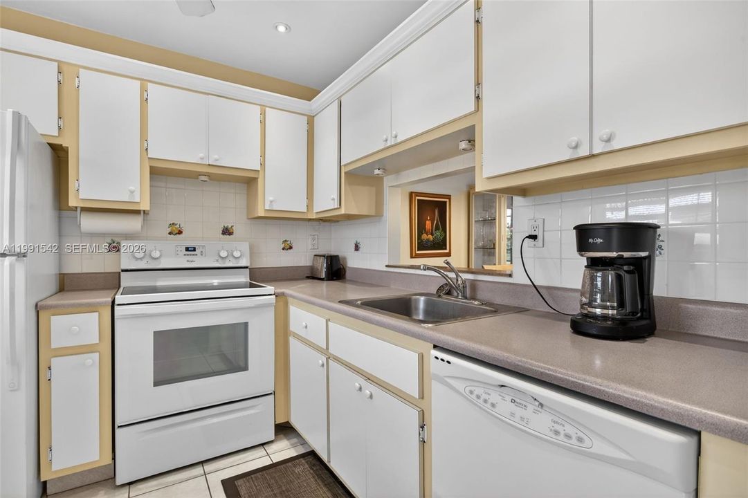 For Sale: $99,000 (1 beds, 1 baths, 700 Square Feet)