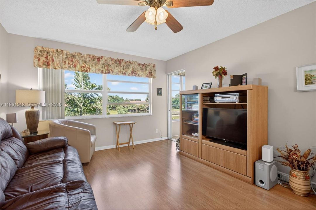 For Sale: $99,000 (1 beds, 1 baths, 700 Square Feet)