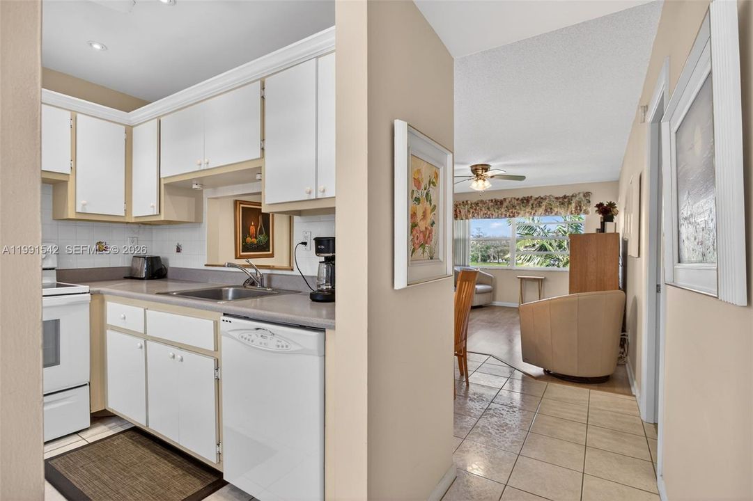 For Sale: $99,000 (1 beds, 1 baths, 700 Square Feet)