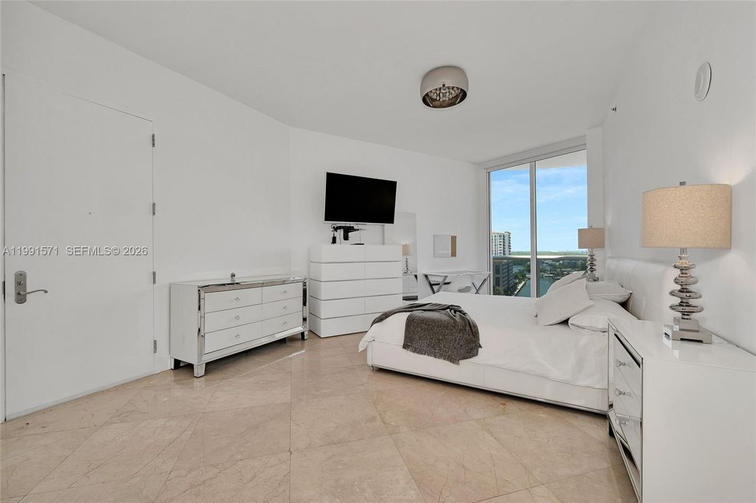 En Venta: $1,025,000 (2 camas, 2 baños, 1435 Pies cuadrados)