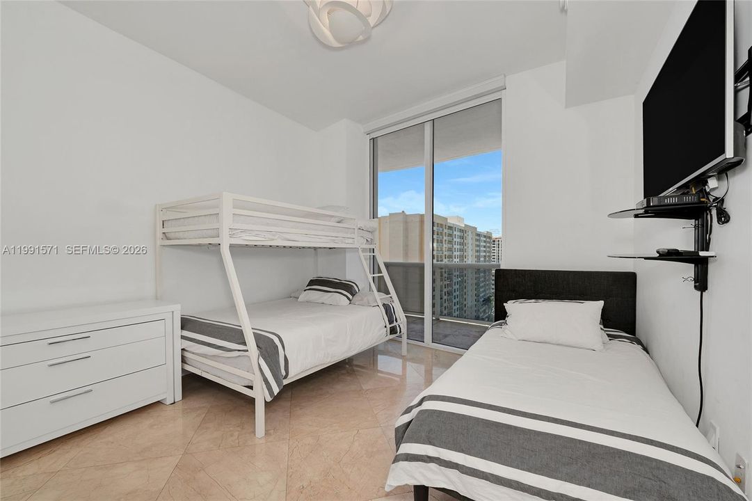 En Venta: $1,025,000 (2 camas, 2 baños, 1435 Pies cuadrados)