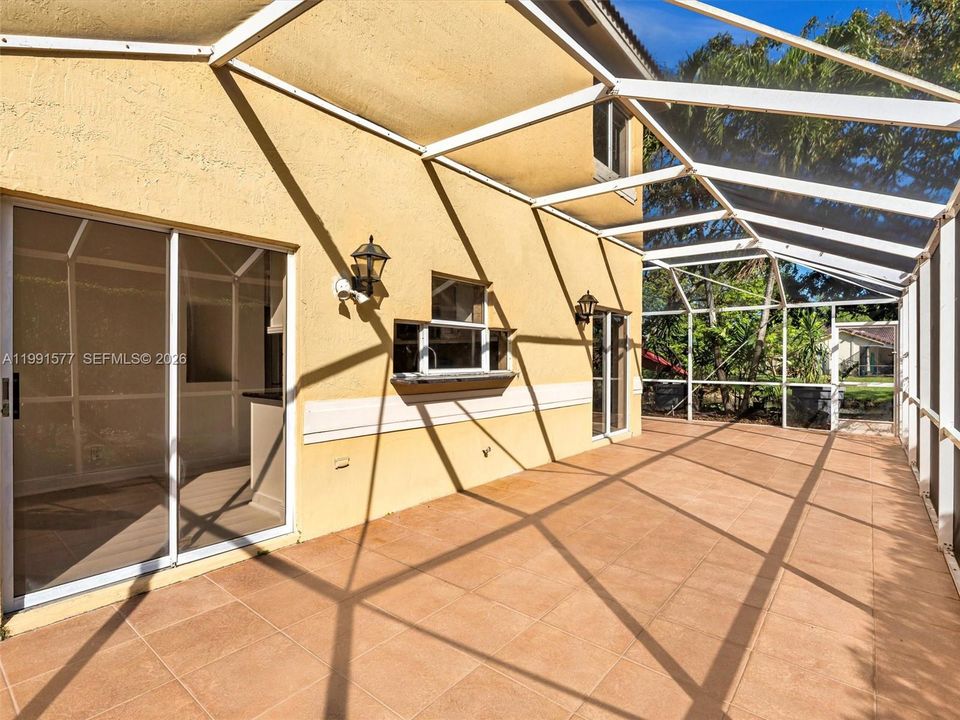 Activo con contrato: $500,000 (4 camas, 2 baños, 1984 Pies cuadrados)
