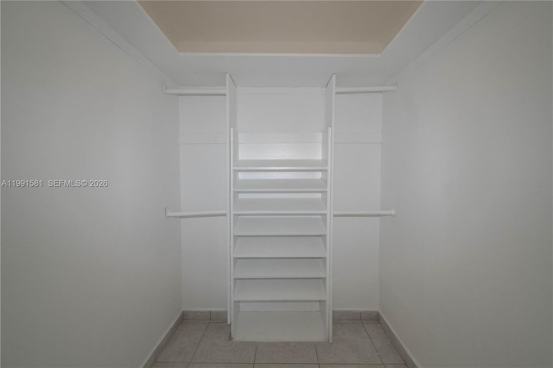 На продажу: $340,000 (2 спален, 1 ванн, 840 Квадратных фут)