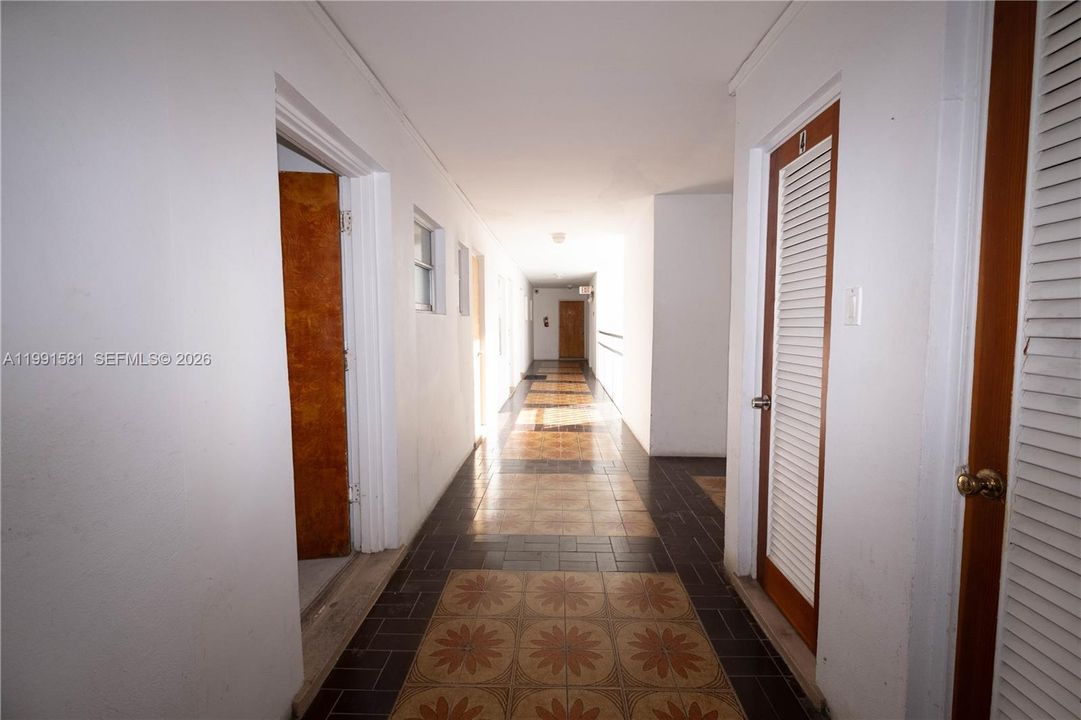 На продажу: $340,000 (2 спален, 1 ванн, 840 Квадратных фут)
