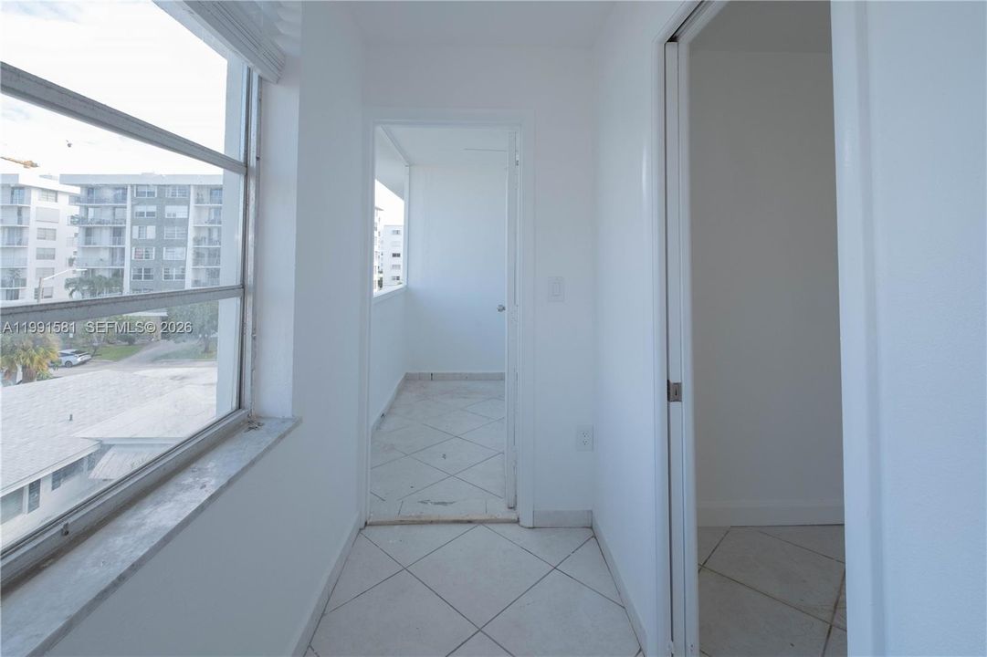 На продажу: $340,000 (2 спален, 1 ванн, 840 Квадратных фут)
