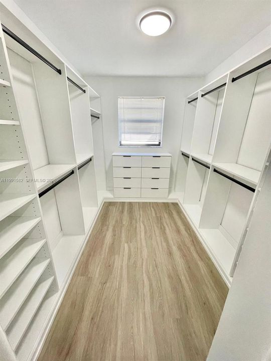 合同活跃: $3,800 (4 贝兹, 2 浴室, 2347 平方英尺)