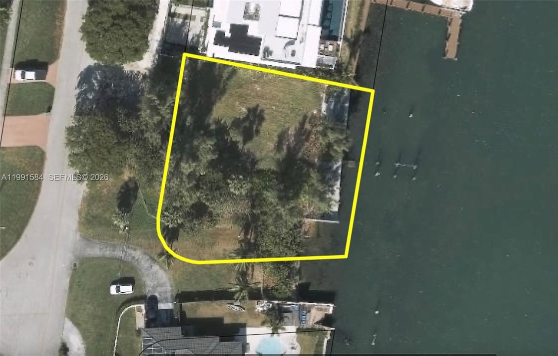 Vendido Recientemente: $5,200,000 (0.29 acres)