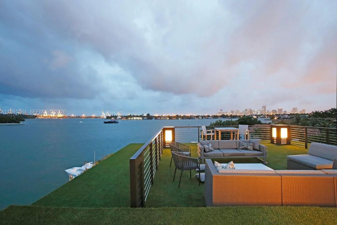 Vendido Recientemente: $5,200,000 (0.29 acres)