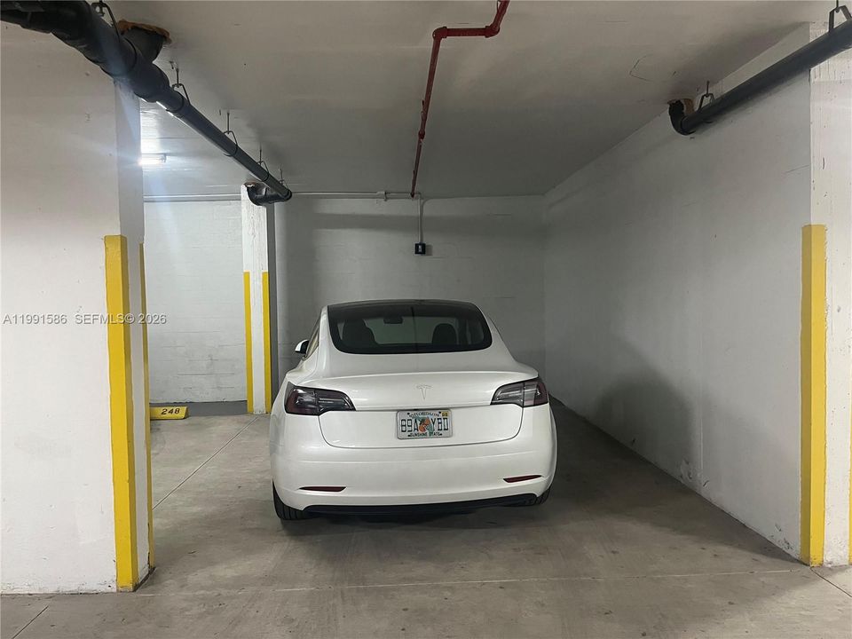 Spacious and secure parking space in 3 walled alcove