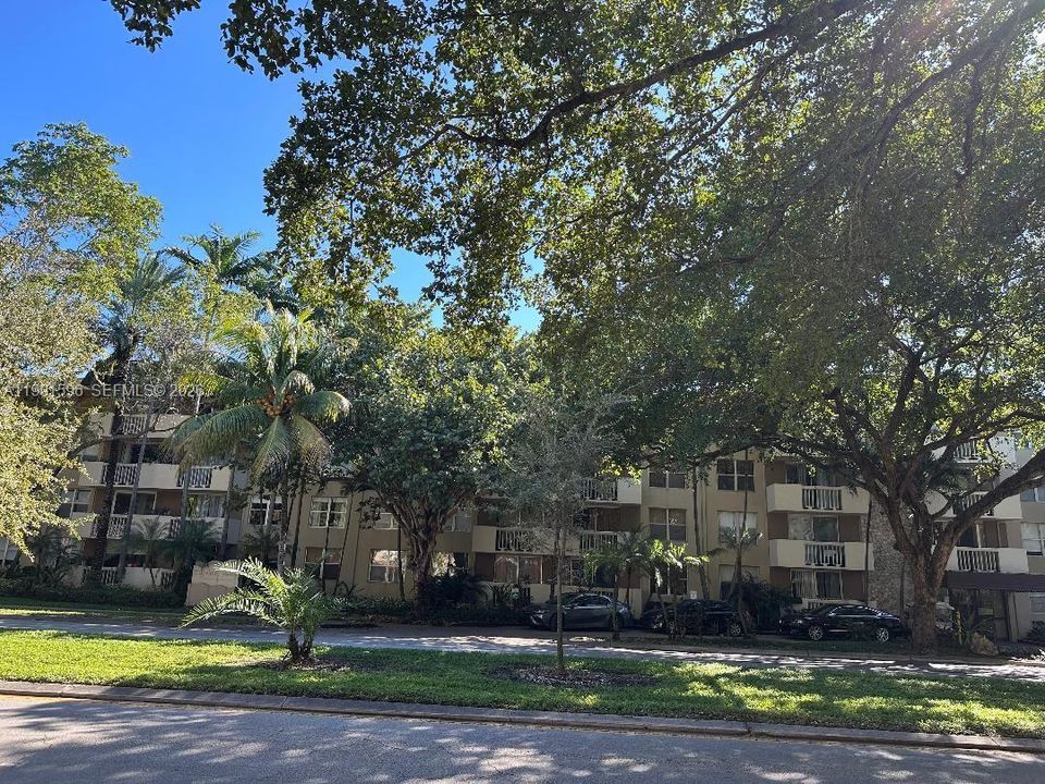 For Sale: $177,000 (1 beds, 1 baths, 714 Square Feet)