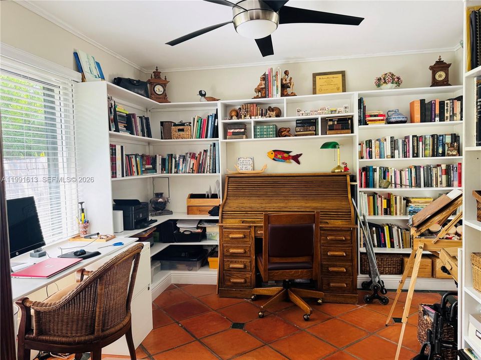Под контрактом: $3,165,000 (3 спален, 2 ванн, 2113 Квадратных фут)