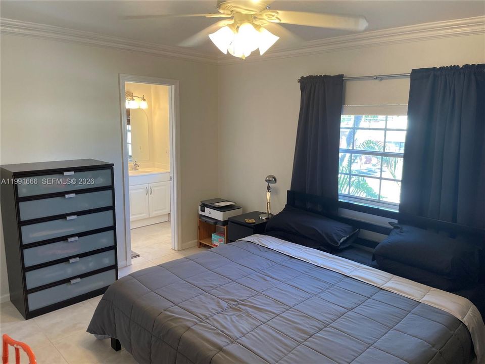 Active With Contract: $179,000 (1 beds, 1 baths, 609 Square Feet)
