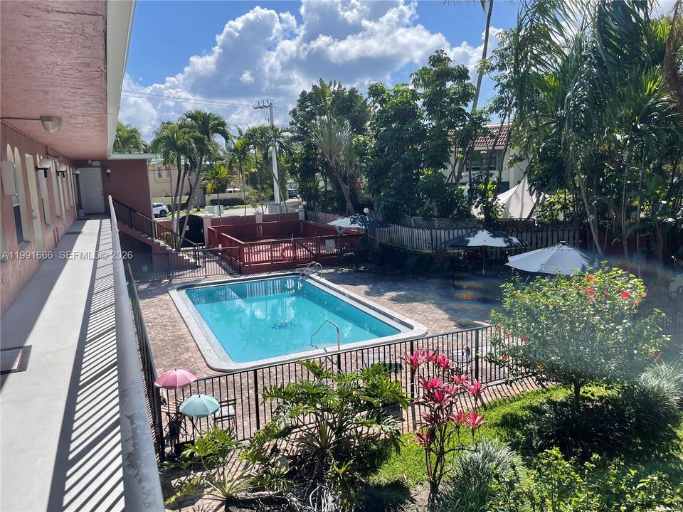 Active With Contract: $179,000 (1 beds, 1 baths, 609 Square Feet)