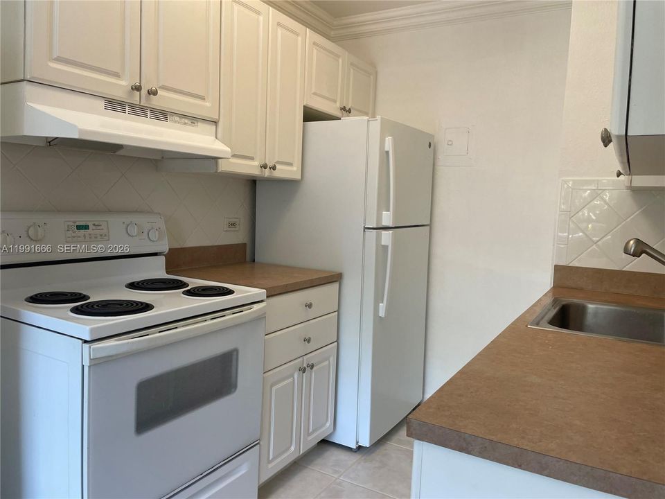 Active With Contract: $179,000 (1 beds, 1 baths, 609 Square Feet)