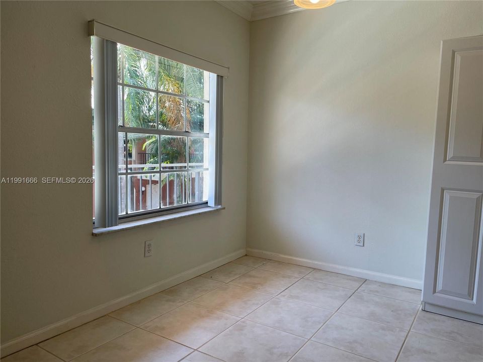 Active With Contract: $179,000 (1 beds, 1 baths, 609 Square Feet)
