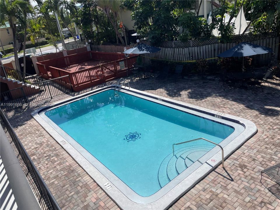 Active With Contract: $179,000 (1 beds, 1 baths, 609 Square Feet)