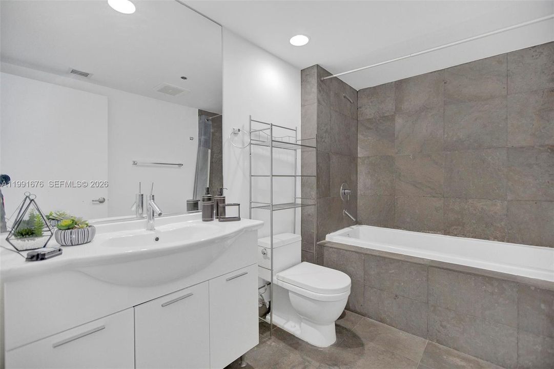For Sale: $410,000 (0 beds, 1 baths, 546 Square Feet)