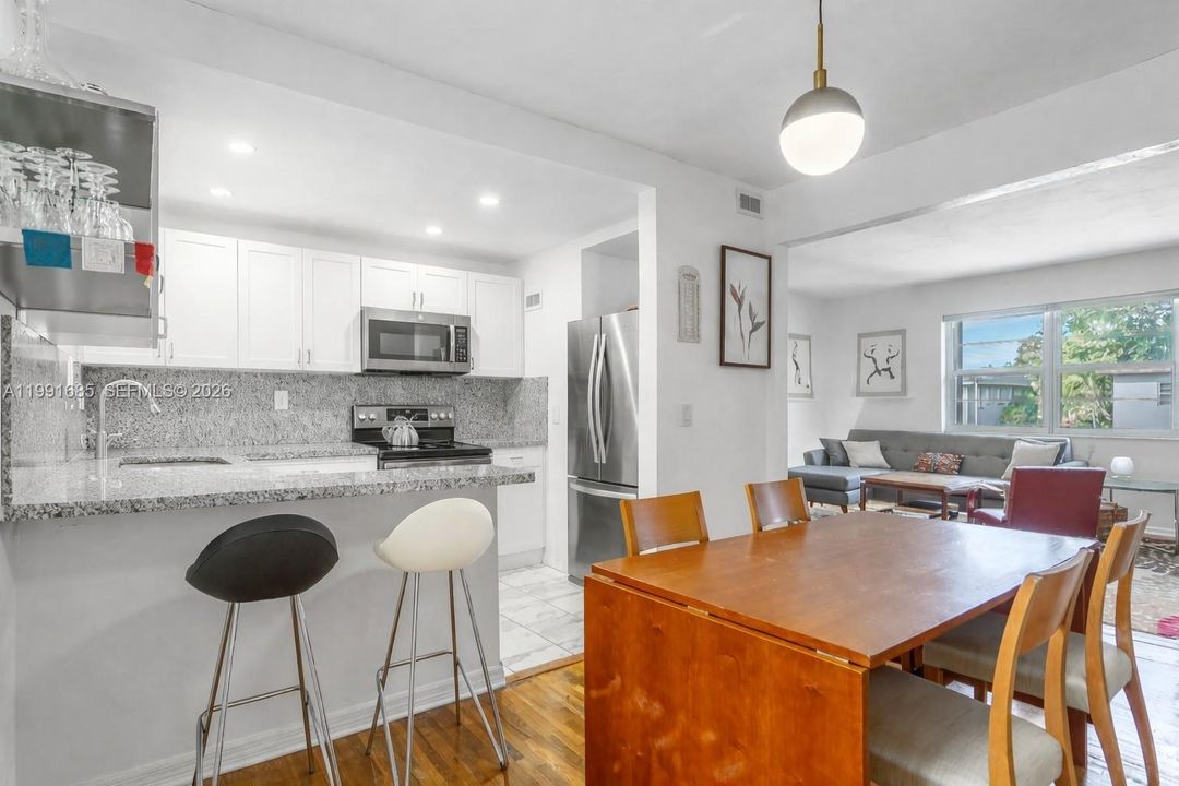 For Sale: $399,400 (2 beds, 1 baths, 800 Square Feet)