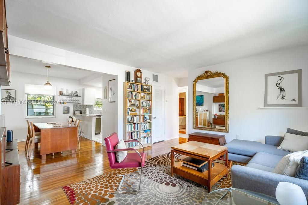 For Sale: $399,400 (2 beds, 1 baths, 800 Square Feet)