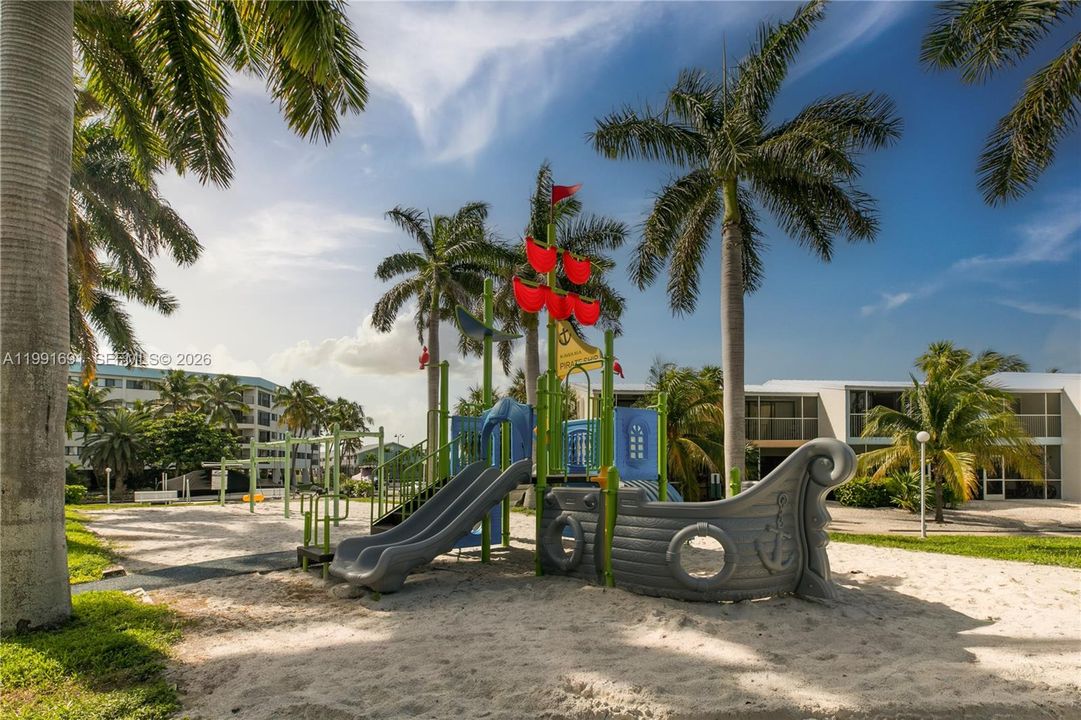 For Sale: $814,900 (2 beds, 2 baths, 918 Square Feet)