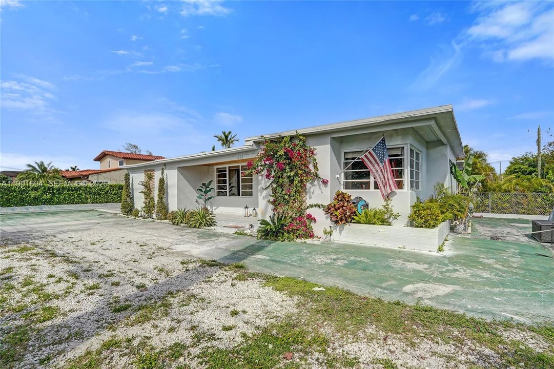 En Venta: $750,000 (3 camas, 2 baños, 1370 Pies cuadrados)