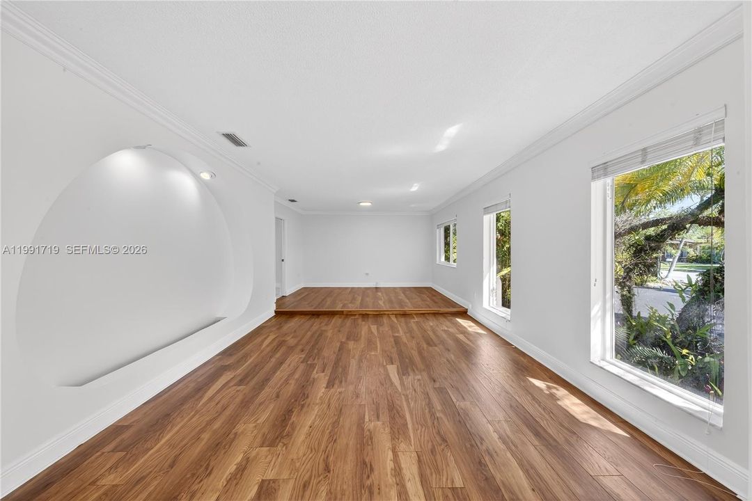 合同活跃: $6,295 (3 贝兹, 2 浴室, 2595 平方英尺)