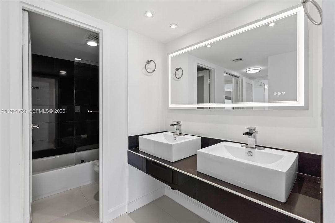 На продажу: $245,000 (1 спален, 2 ванн, 896 Квадратных фут)
