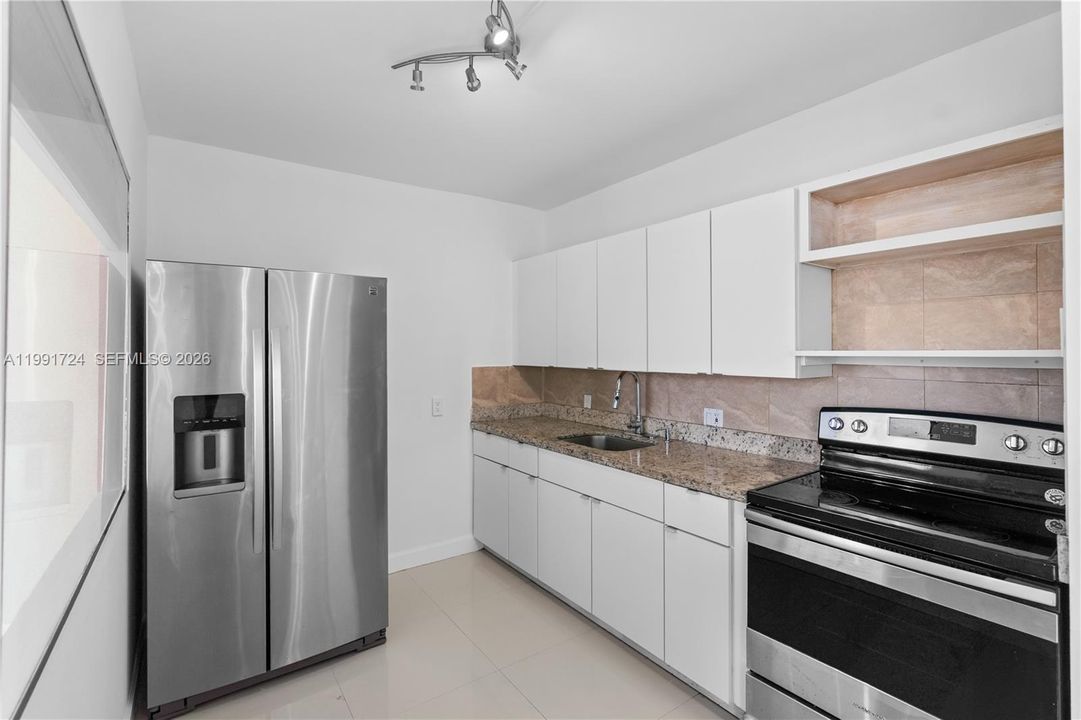 На продажу: $245,000 (1 спален, 2 ванн, 896 Квадратных фут)