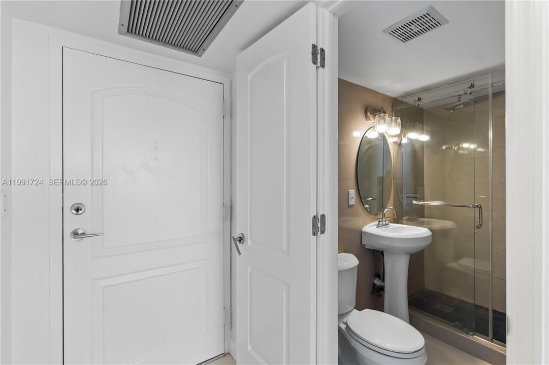На продажу: $245,000 (1 спален, 2 ванн, 896 Квадратных фут)