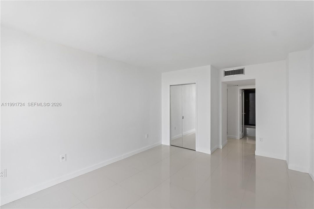 На продажу: $245,000 (1 спален, 2 ванн, 896 Квадратных фут)