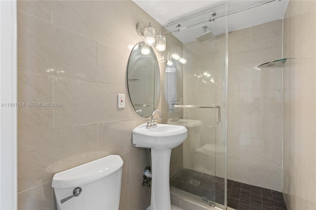 На продажу: $245,000 (1 спален, 2 ванн, 896 Квадратных фут)