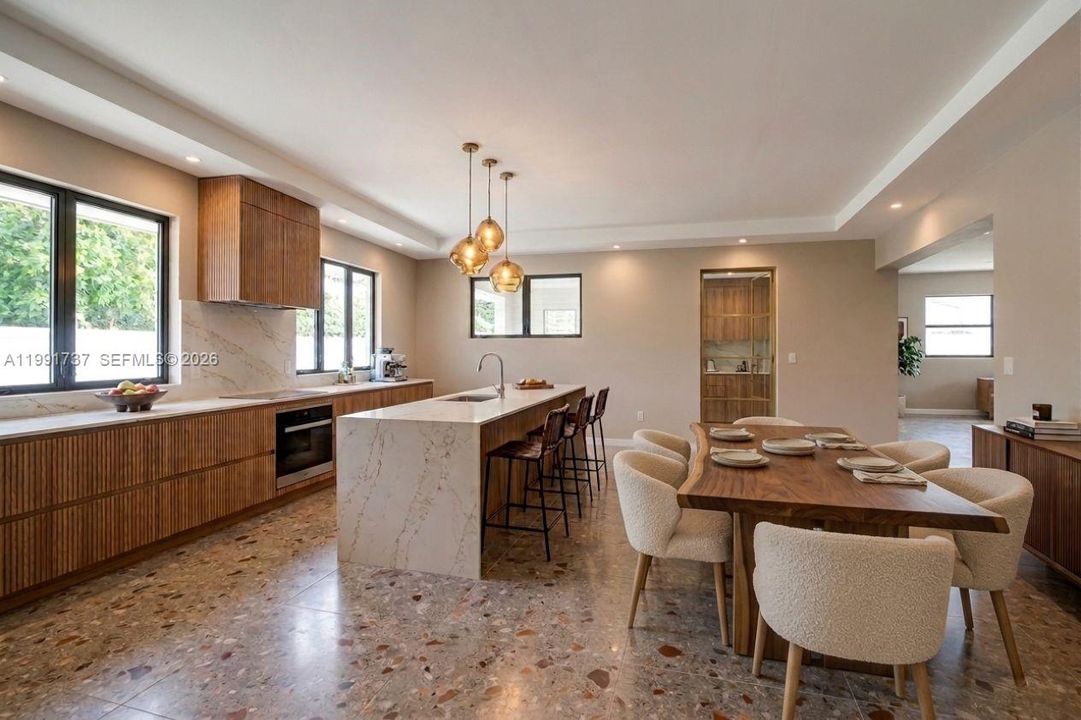 En Venta: $1,050,000 (4 camas, 2 baños, 2670 Pies cuadrados)