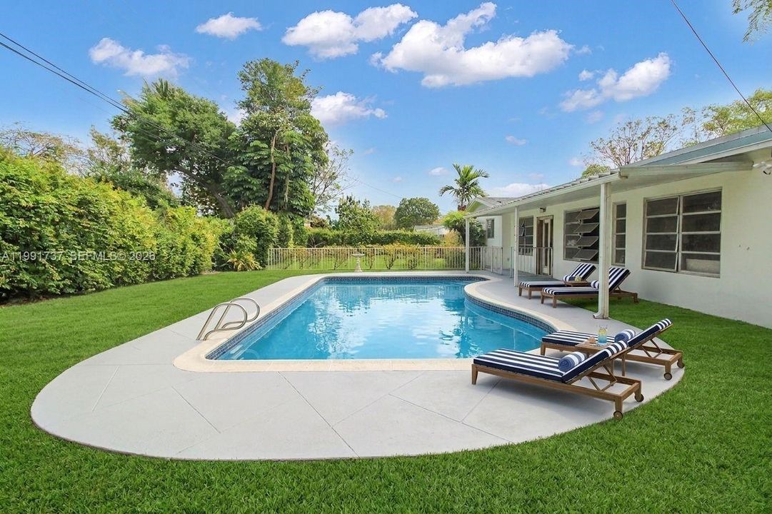 En Venta: $1,050,000 (4 camas, 2 baños, 2670 Pies cuadrados)