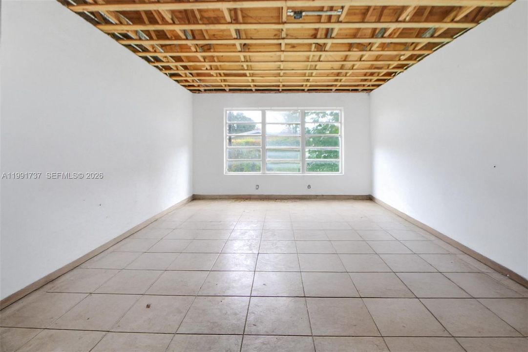 En Venta: $1,050,000 (4 camas, 2 baños, 2670 Pies cuadrados)