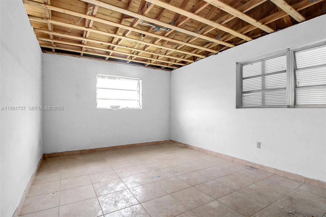 En Venta: $1,050,000 (4 camas, 2 baños, 2670 Pies cuadrados)