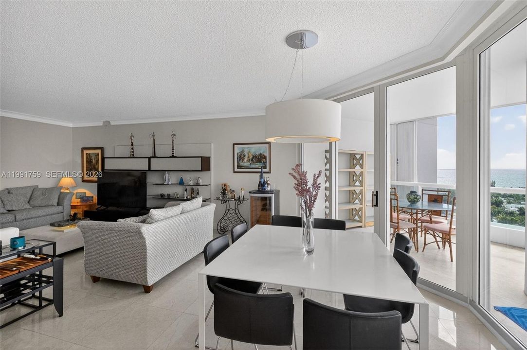 En Venta: $1,200,000 (3 camas, 2 baños, 2630 Pies cuadrados)