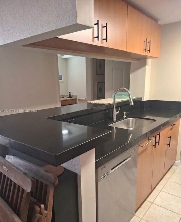 На продажу: $335,000 (2 спален, 2 ванн, 891 Квадратных фут)