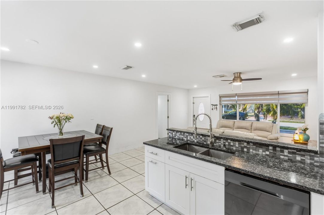 En Venta: $569,900 (4 camas, 2 baños, 1261 Pies cuadrados)