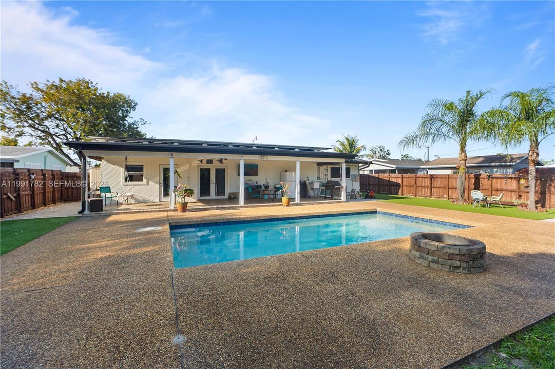 En Venta: $569,900 (4 camas, 2 baños, 1261 Pies cuadrados)