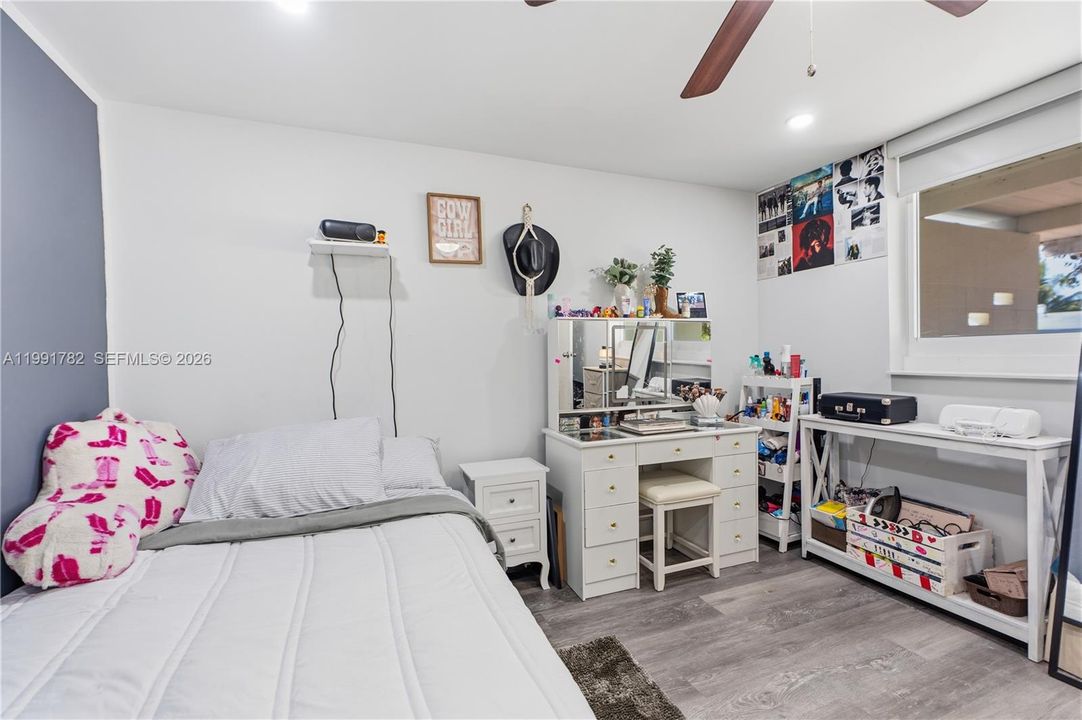 En Venta: $569,900 (4 camas, 2 baños, 1261 Pies cuadrados)