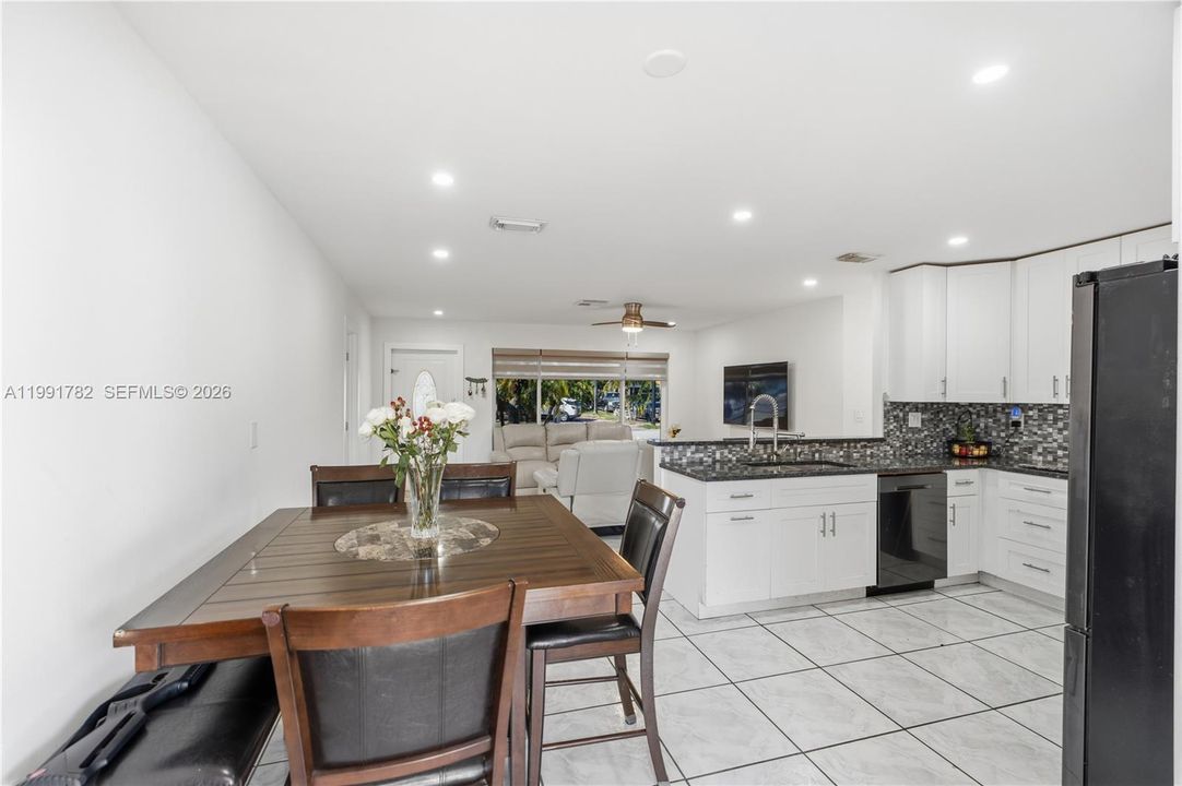 En Venta: $569,900 (4 camas, 2 baños, 1261 Pies cuadrados)