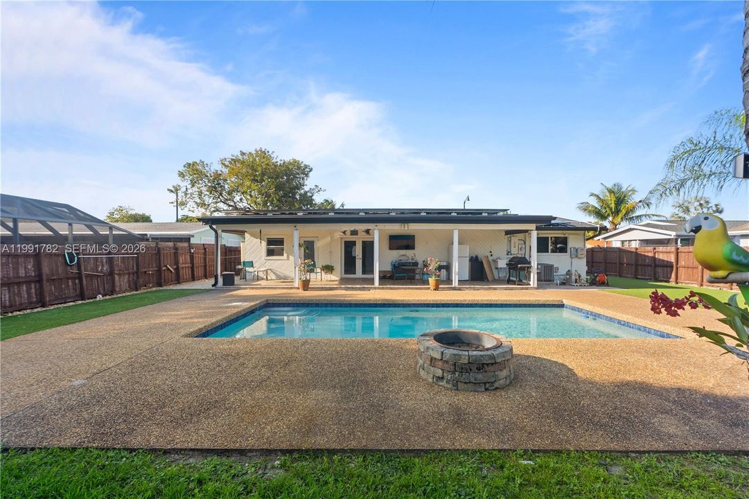 En Venta: $569,900 (4 camas, 2 baños, 1261 Pies cuadrados)