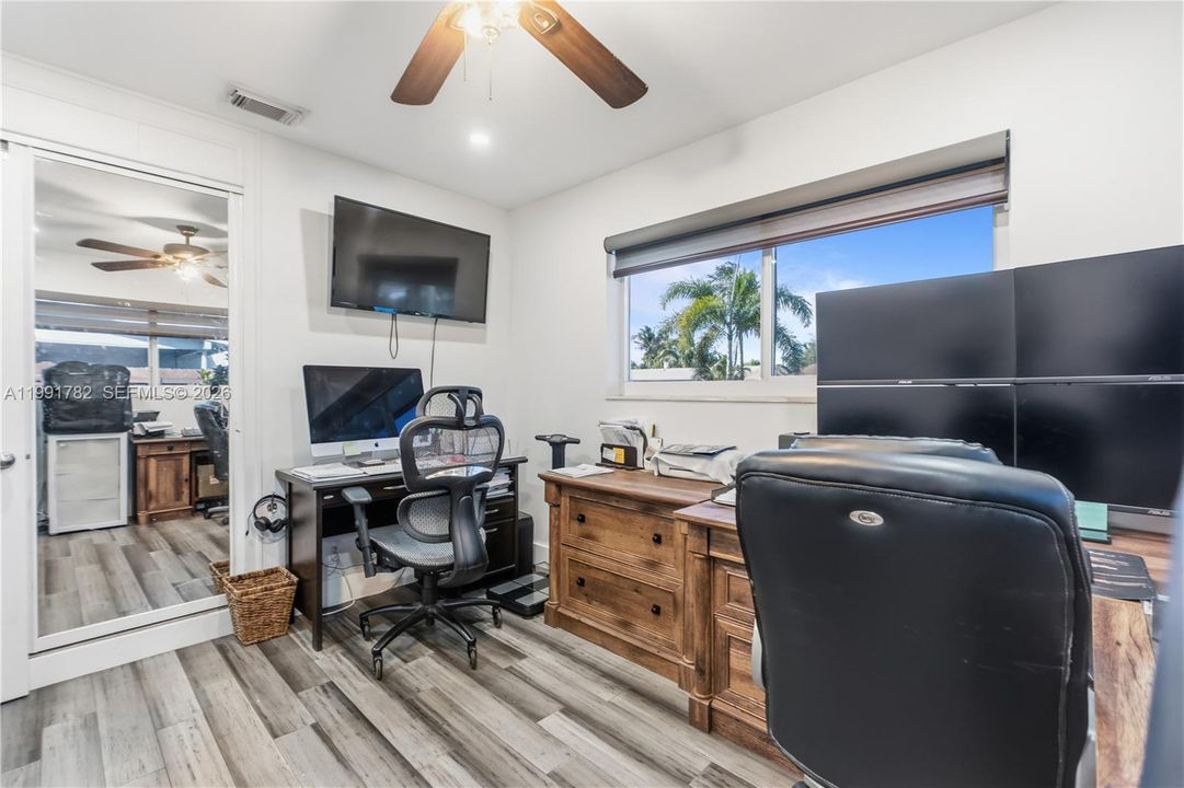 En Venta: $569,900 (4 camas, 2 baños, 1261 Pies cuadrados)