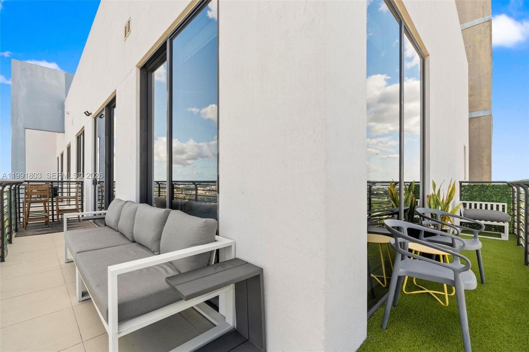 出租: $5,500 (2 贝兹, 2 浴室, 1379 平方英尺)