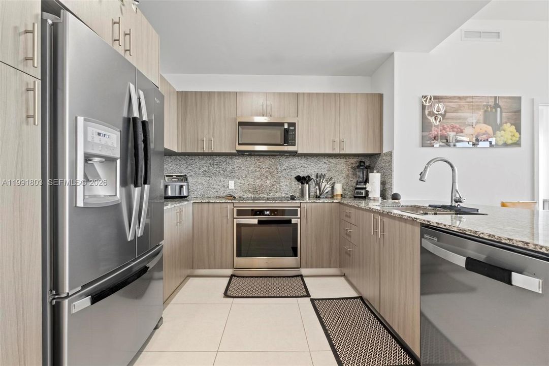 出租: $5,500 (2 贝兹, 2 浴室, 1379 平方英尺)